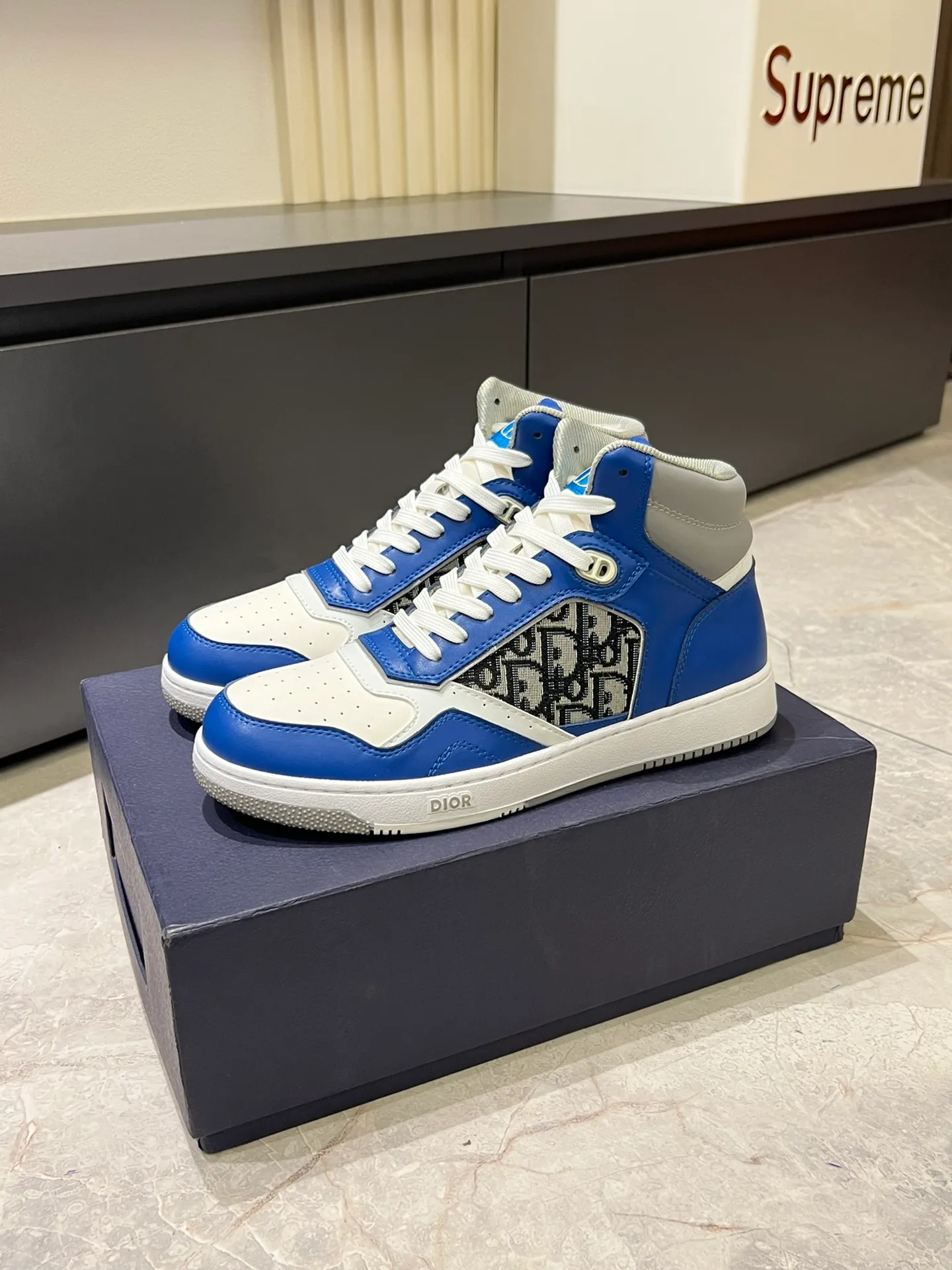 Men's shoes 💰p460 "Dio*" mid-top B27 casual sneakers. This B27 high-top sneaker is a new product in the series and continues Di*r's classic style. Crafted from gray and white smooth calf leather with beige and black Oblique print panels on the sides. The "CD Icon" shaped shoelace eyelets are clever and delicate, and the two-color rubber sole, rear collar and heel are all equipped with the brand's iconic details to enhance the style. Oblique printed straps at the ankle allow for an adjustable fit to complement the overall design. Fashionable and versatile, it can complement any look. Create an exquisite design with unique dynamic vitality and modern atmosphere, presented in low-top and high-top styles. This new must-have shoe adds a new dimension to Dior's archive heritage, embodying modern elegance. Purchase the original version and make it 1:1. If you need top quality, please come to me! Male 38-44!